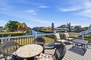 Outdoor dining - Casa Rio - Canal Front, walk to the beach! (St. Augustine)