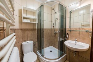 Dobbelt- eller tomannsrom – standard, balkong, hageutsikt | Bad