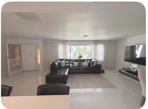 Living area - Enjoyable 3-bedroom house with AC in charming Cape Coral (Cape Coral)