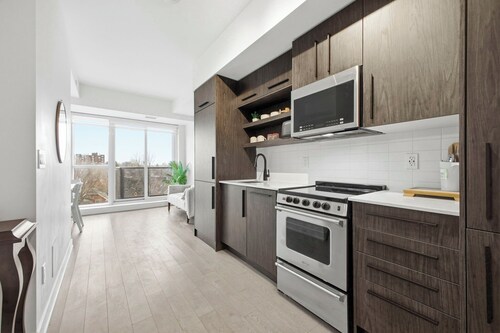 Sun-Soaked South-Facing Downtown Condo.Pet-Friendly!