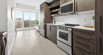 Sun-Soaked South-Facing Downtown Condo.Pet-Friendly!