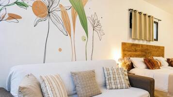 Suíte Orquídea Premium - Pousada Solar das Pétalas - FLN | Roupas de cama premium, Wi-Fi de cortesia, individualmente decorados