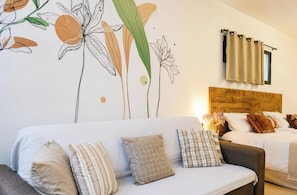 Suíte Orquídea Premium - Pousada Solar das Pétalas - FLN | Roupas de cama premium, Wi-Fi de cortesia, individualmente decorados