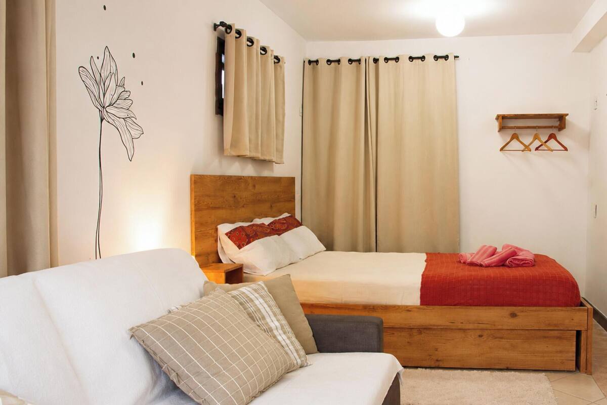 Suíte Orquídea Premium - Pousada Solar das Pétalas - FLN | Roupas de cama premium, Wi-Fi de cortesia, individualmente decorados