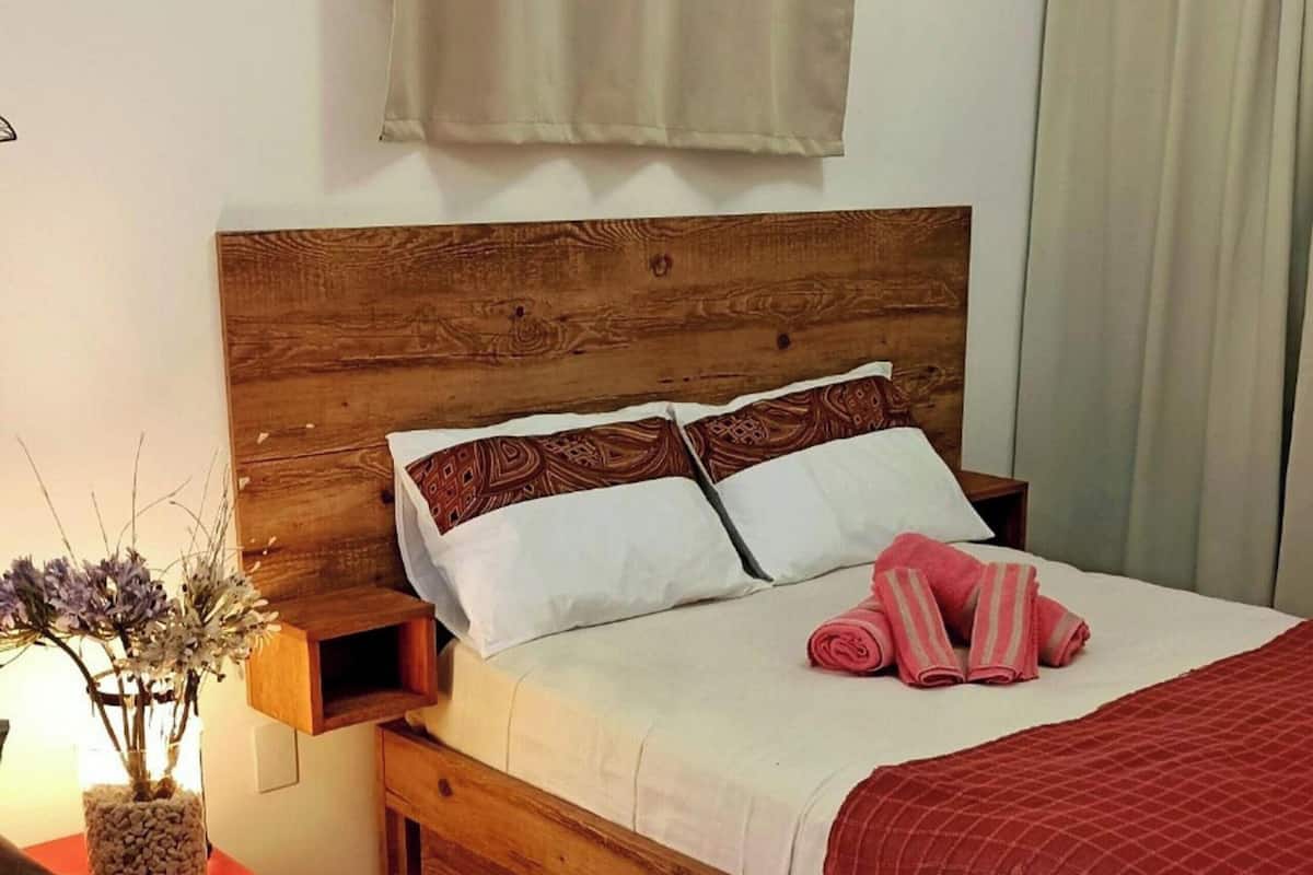 Suíte Orquídea Premium - Pousada Solar das Pétalas - FLN | Premium bedding, individually decorated, individually furnished