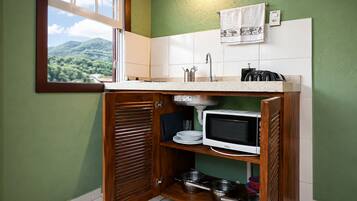 Flat Jasmin - Pousada Solar das Pétalas - FLN | Cozinha privada | Frigobar