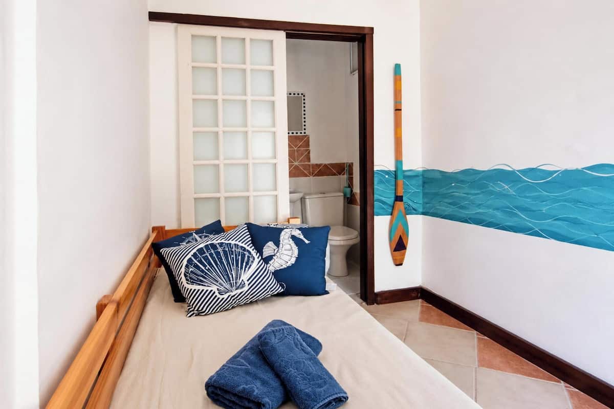Suíte Barco - Pousada Solar das Pétalas - FLN | Roupas de cama premium, Wi-Fi de cortesia, individualmente decorados