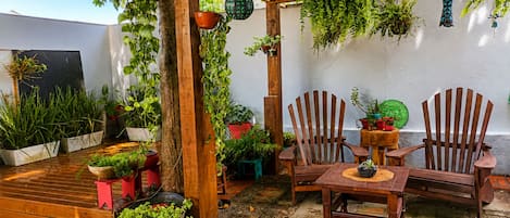 Suíte Orquídea Premium - Pousada Solar das Pétalas - FLN | Restaurante al aire libre