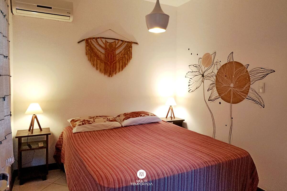 Suíte Hibisco - Pousada Solar das Pétalas - FLN | Roupas de cama premium, Wi-Fi de cortesia, individualmente decorados