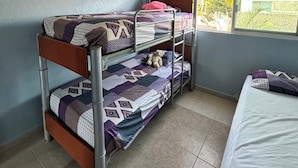 A bunk bed room with a window, a ceiling light, and a bed with a white mattress. - Villa Acapulco Diamond (Acapulco de Juárez)