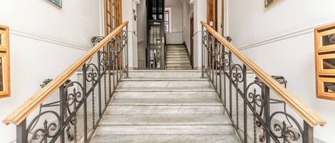 المنشأة من الداخل