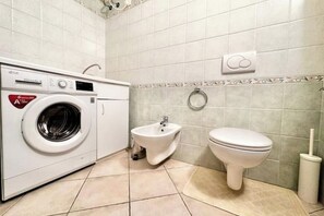 Regadera, secadora de cabello, bidet 