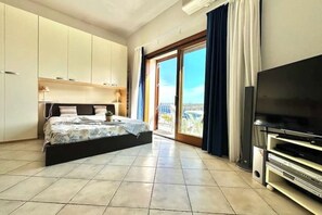 1 habitación y tabla de planchar con plancha 