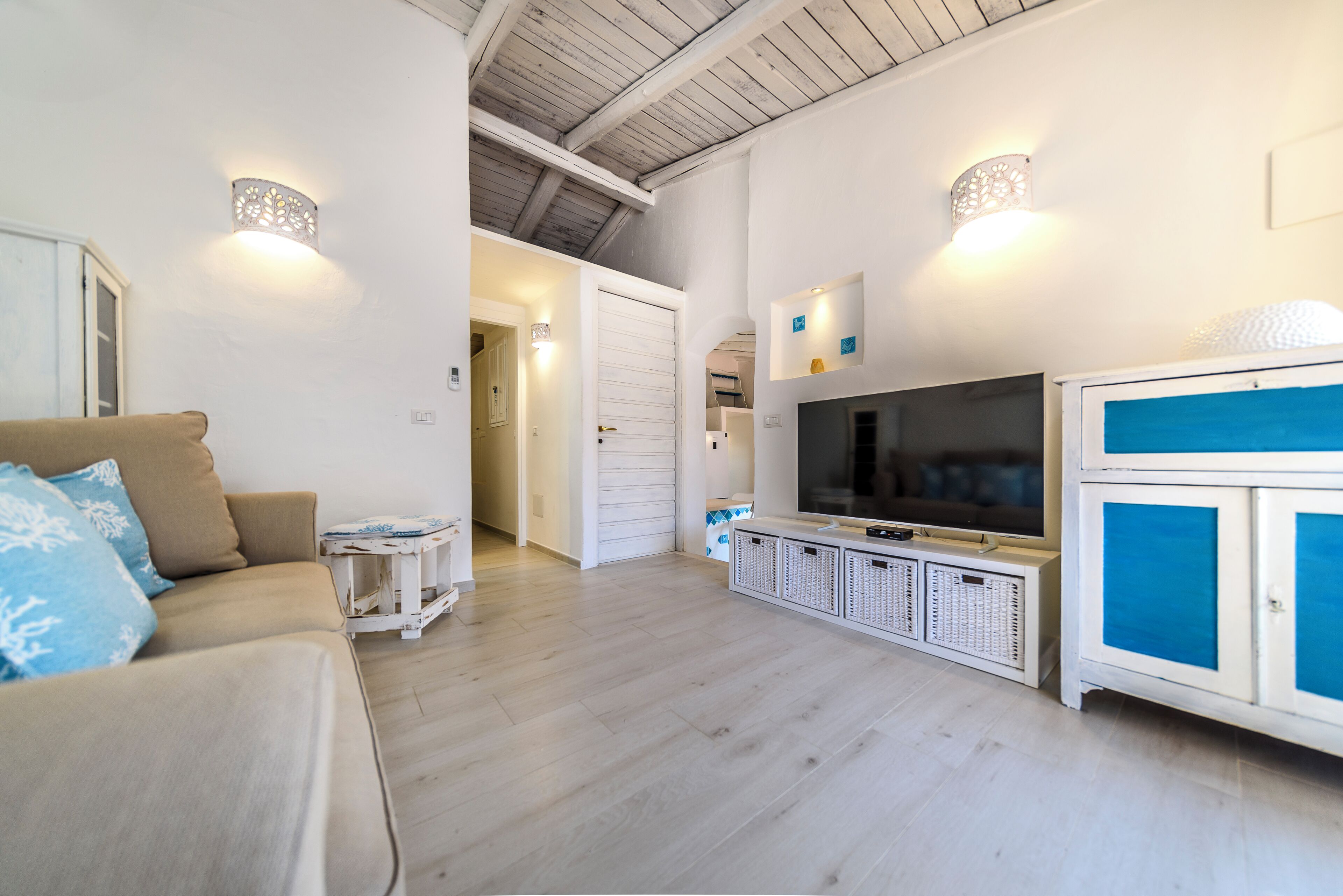 트래디셔널 아파트, 발코니, 바다 전망 | 거실 공간