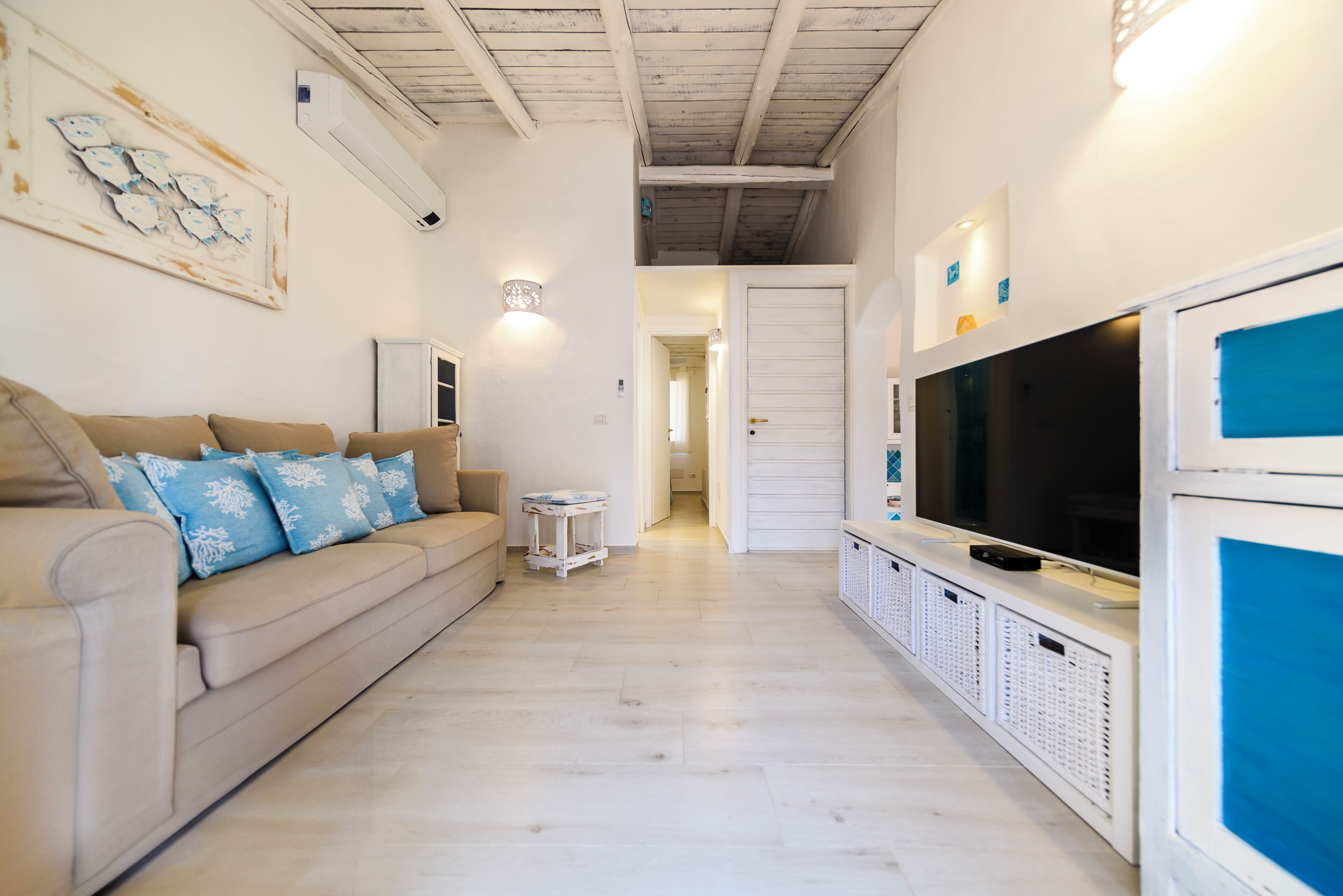 Departamento tradicional, balcón, vista al mar | Área de sala de estar