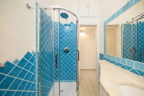 Traditional Apartment, Balcony, Sea View | Bathroom | Shower, free toiletries, hair dryer, towels - NG Collection Faravelli 21 (Cannigione)