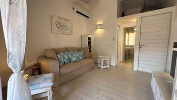 Traditional-Apartment, Balkon, Meerblick | Wohnbereich