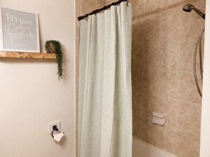SĂšche-cheveux, serviettes fournies, savon, papier toilette