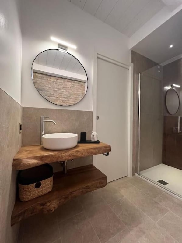 Shower, free toiletries, hair dryer, towels