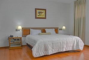 In-room safe, desk, laptop workspace, free WiFi - HOTEL CONTINENTAL (Cajamarca)