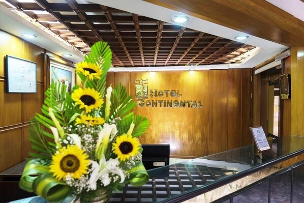 A reception desk with a wooden wall and a sign that reads 'HOTEL CONTINENTAL.' - HOTEL CONTINENTAL (Cajamarca)