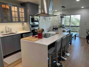 Private kitchen - The Sunset Deck - Lake Travis Beach House· Pool · Golf · Sleeps 12 (Lago Vista)
