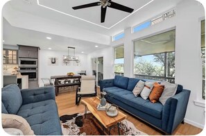 Smart TV - The Sunset Deck - Lake Travis Beach House· Pool · Golf · Sleeps 12 (Lago Vista)