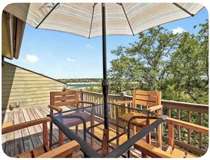 Outdoor dining - The Sunset Deck - Lake Travis Beach House· Pool · Golf · Sleeps 12 (Lago Vista)