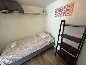1 habitación, tabla de planchar con plancha, internet y ropa de cama 