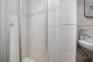 Hair dryer, towels, soap, shampoo - Comfy 3-Bed Family Flat in the Heart of Notting Hill (London)