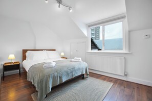3 bedrooms, iron/ironing board, Internet, bed sheets - Comfy 3-Bed Family Flat in the Heart of Notting Hill (London)