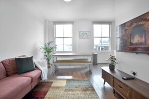 Smart TV - Comfy 3-Bed Family Flat in the Heart of Notting Hill (London)