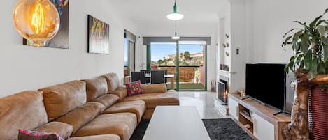 Televisión y chimenea