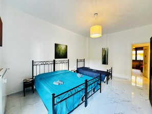 2 bedrooms, iron/ironing board, WiFi, bed sheets - The White Marble Beach House – Free Parking (Marina di Carrara)