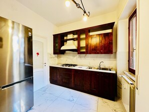 Fridge, oven, stovetop, dishwasher - The White Marble Beach House – Free Parking (Marina di Carrara)