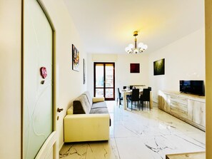 TV - The White Marble Beach House – Free Parking (Marina di Carrara)
