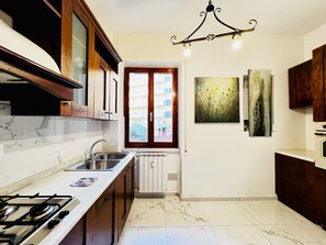 Fridge, oven, stovetop, dishwasher - The White Marble Beach House – Free Parking (Marina di Carrara)