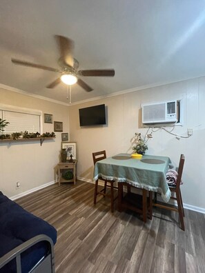 Dining - Studio Near Lackland & Sea World Attraction in San Antonio (San Antonio)