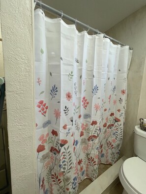 Hair dryer, towels, soap, toilet paper - Studio Near Lackland & Sea World Attraction in San Antonio (San Antonio)