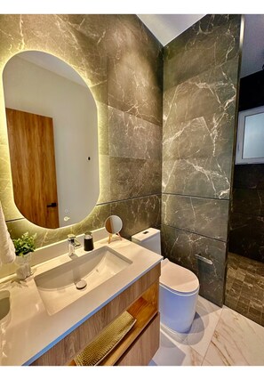 Dusche, Haartrockner, Handtücher, Seife