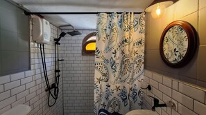 Apartament familiar | Bany | Assecador de cabells, tovalloles, sabó i paper higiènic 