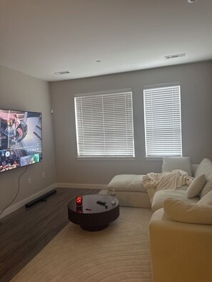Living area - Charming 1-bedroom house with AC in peaceful Worcester (Worcester)