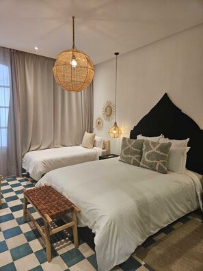 Tabla de planchar con plancha, wifi y ropa de cama 