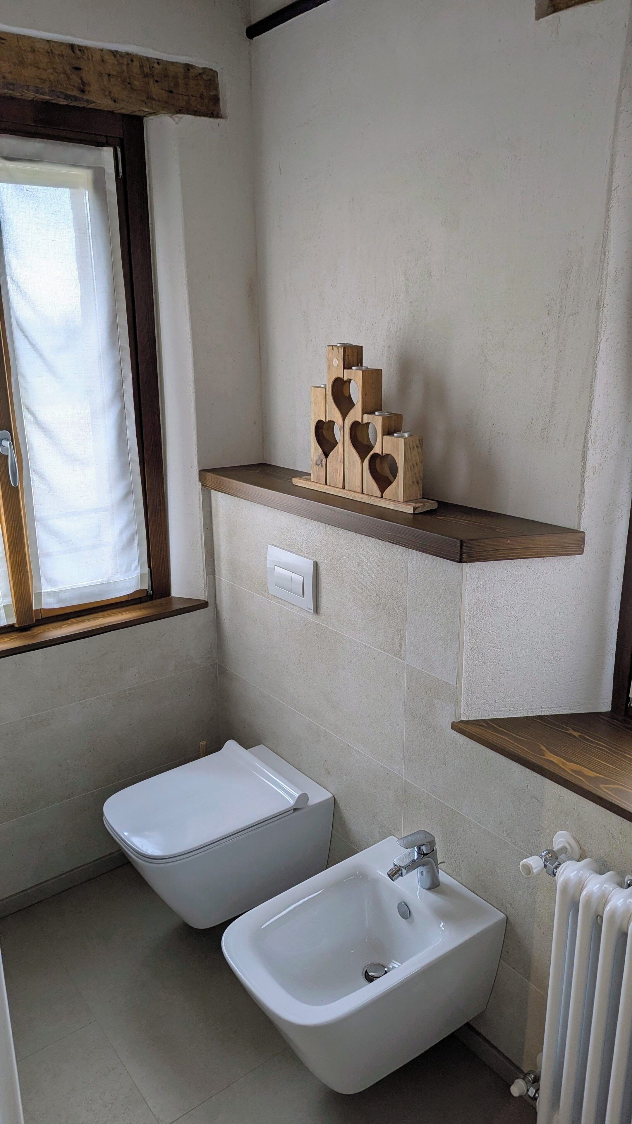 Een douche, een haardroger, een bidet, handdoeken