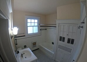 Hair dryer, towels, soap, toilet paper - Relaxing 2-bedroom Retreat in the Heart of NOLA (New Orleans)