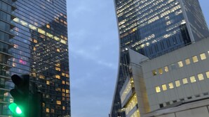 Eine Skyline mit modernen Wolkenkratzern, einer Ampel und einer Fußgängerampel.