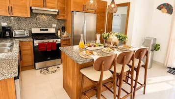Coffee/tea maker, fridge, microwave, oven