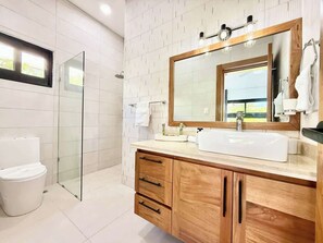 Shower, shampoo - 3 bd Villa Solis in Oceanfront Community Santa Fe (Sosúa)