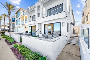 Terrace/patio - Luxury Ground S Oceanfront Unit with Boardwalk Lounge Firepit - AC (San Diego)