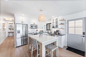 Fridge, microwave, oven, stovetop - Luxury Ground S Oceanfront Unit with Boardwalk Lounge Firepit - AC (San Diego)
